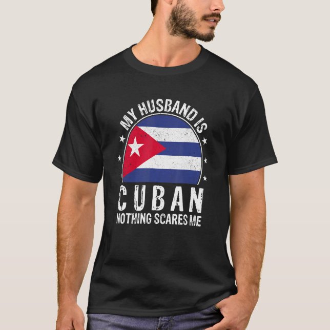 Camiseta My Husband Is Cuban Nothing Scares Me Cuban Husban (Frente)