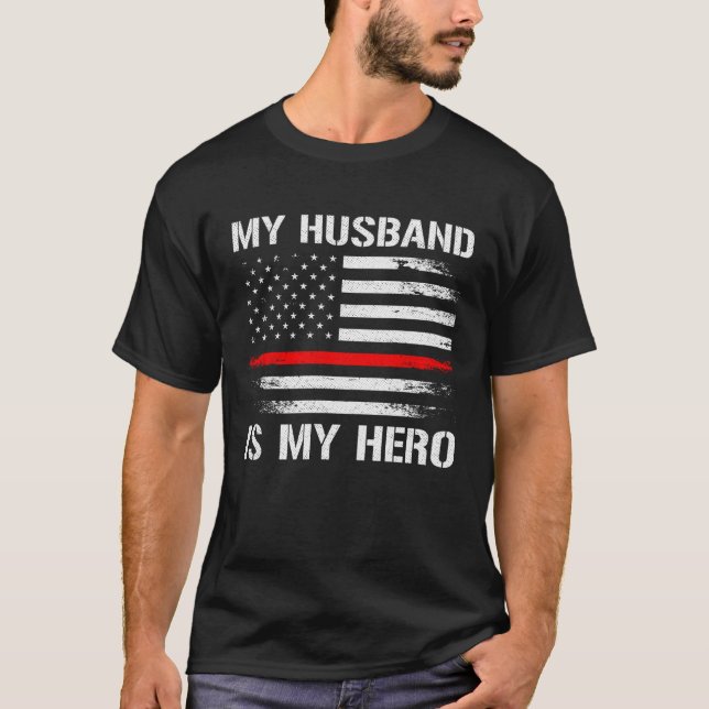 Camiseta My Husband Is My Hero Firefighter Wife Thin Red Li (Frente)