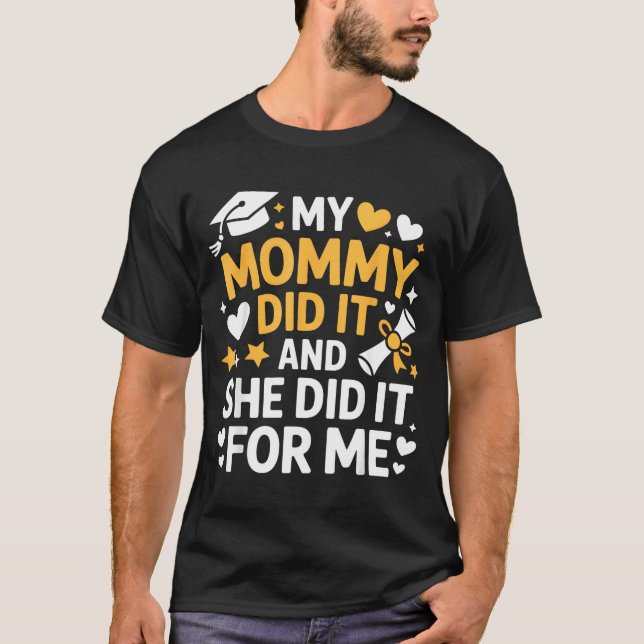 Camiseta My Mommy Did It Graduation Graduated Mom Proud Chi (Frente)