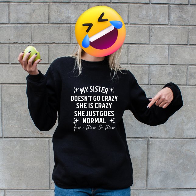 Camiseta My sister doesn't go crazy she is crazy she just g (My sister doesn't go crazy she is crazy she just goes normal from time to time)