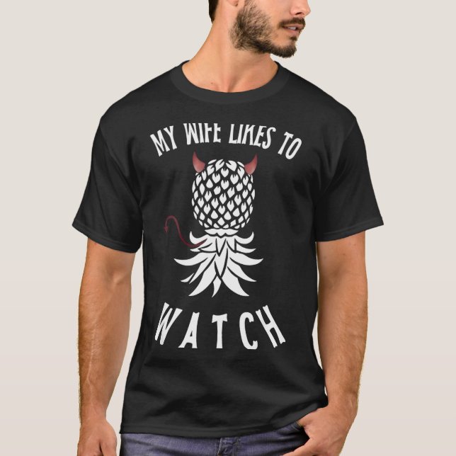 Camiseta My Wife Likes To Watch Funny Ide Down Ne Swinger  (Frente)