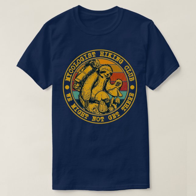 Camiseta Mycologist Hiking Club We Might Not Get There Slot (Frente do Design)