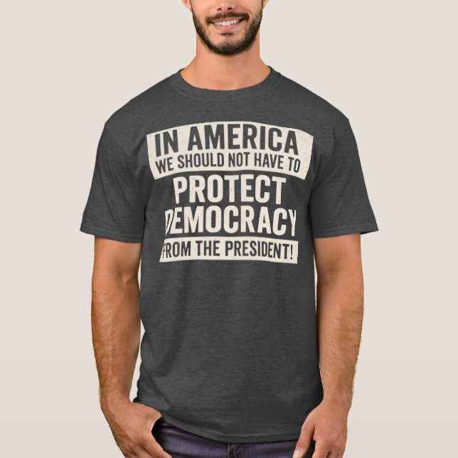 CAMISETA NA AMÉRICA NÃO DEVEMOS TER DE PROTEGER A DEMOCRACI (Frente)