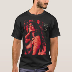 Camiseta NA ESCURIDÃO — Retrato de Moda Noturna Vermelha