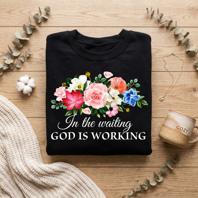 Camiseta Na espera. Deus está trabalhando. (Criador carregado)