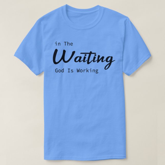 Camiseta Na Esperança Deus Está Funcionando Engraçado (Frente do Design)