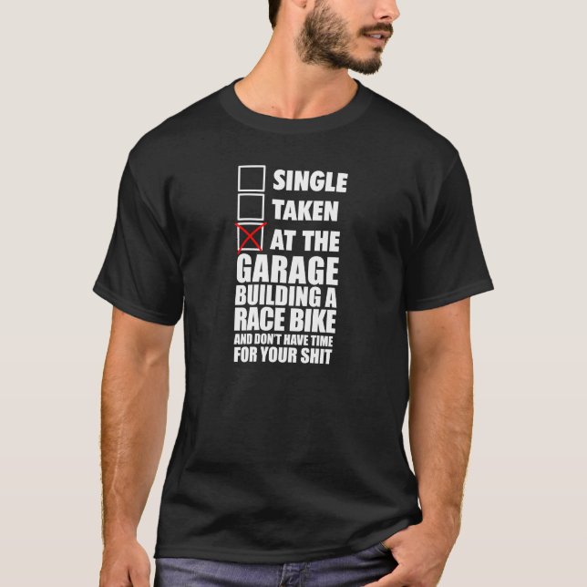 Camiseta Na garagem que constrói uma bicicleta da raça (Frente)