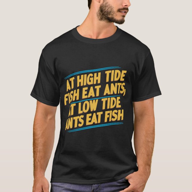 Camiseta Na maré alta os peixes comem formigas; na maré bai (Frente)