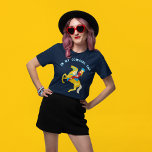 Camiseta Na Minha Era Da Cowgirl, O Gráfico Retroativo<br><div class="desc">Uma ilustração retrógrada de uma cowgirl em um cavalo acompanha o slogan em letras de estilo ocidental EM MY COWGIRL ERA neste gráfico.</div>