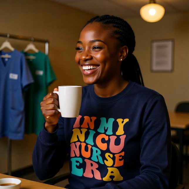 Camiseta Na minha era de enfermeira da NICU (Retro NICU Nurse Era – Neonatal Nurse Groovy Sweatshirt)