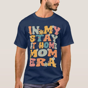 Camiseta na Minha Era de Mãe em Casa Retro Groovy Ficar em