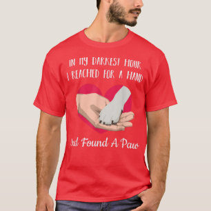 Camiseta Na Minha Hora Mais Escura Eu Cheguei Por Uma Mão E
