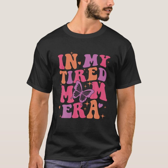 Camiseta Na minha mãe cansada, na era da mãe, na era da mãe (Frente)
