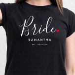 Camiseta Na moda Bride Wedding<br><div class="desc">O presente perfeito para qualquer noiva, a design divertida e moderna apresenta um roteiro de tipografia na moda com "Noiva" com pequenos e fofos cheios de coração de amor vermelho. A design é fácil de personalizar com seu nome e data de casamento estabelecida e será a manutenção perfeita do seu...</div>