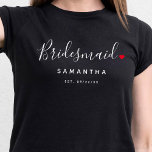 Camiseta Na moda Bridesmaid Wedding<br><div class="desc">O presente perfeito para qualquer dama de honra, a divertida e moderna design apresenta um roteiro de na moda-tipografia "Bridesmaid" com pequenos e fofos cheios de coração de amor. A design é fácil de personalizar com um nome e data de casamento estabelecida e será a perfeita manutenção do seu dia...</div>