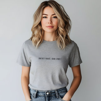 Camiseta Na moda Cinza Merda. Ela Fez Slogan
