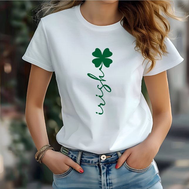 Camiseta Na moda Irish Four-Leaf Clover (Celebrate St. Patrick's Day in this stylish tee!)
