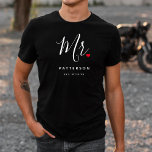 Camiseta Na moda Sr. Sobrenome Personalizado e Casamento de<br><div class="desc">O presente perfeito para qualquer noivo ser, a design divertida e moderna apresenta um roteiro de tipografia na moda "Sr." com pequenos e bonitos cheios de coração de amor. O design é fácil de personalizar com seu sobrenome e data estabelecida e será a perfeita manutenção do seu dia especial.</div>