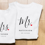 Camiseta Na moda Sr. Sobrenome Personalizado e Casamento de<br><div class="desc">O presente perfeito para qualquer noivo ser,  a design divertida e moderna apresenta um roteiro de tipografia na moda "Sr." com pequenos e bonitos cheios de coração de amor. O design é fácil de personalizar com seu sobrenome e data estabelecida e será a perfeita manutenção do seu dia especial.</div>