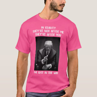Camiseta Na Realidade Não Estão Atrás De Mim Estão Atrás De