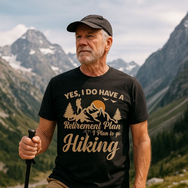 Camiseta Na Selvagem: Fazendo Caminhada ("Adventure doesn’t retire 🏔️ #KeepHiking")