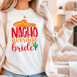 Camiseta Nacho Média Bride Espanhol Sombrero Casamento Engr<br><div class="desc">Nacho Média Bride Espanhol Sombrero Funny Wedding T-Shirt apresenta o texto "Nacho Média Bride" na divertida tipografia moderna tipográfica,  acentuada com uma planta sombrero e cacto. Perfeito para a noiva para um dia de chá de panela ou casamento. Projetado pelo Evco Studio www.zazzle.com/store/evcostudio</div>