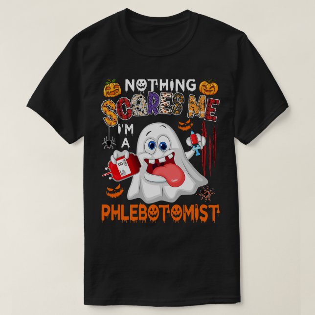 Camiseta Nada Me Assusta Como Um Phlebotomista Halloween Bo (Frente do Design)