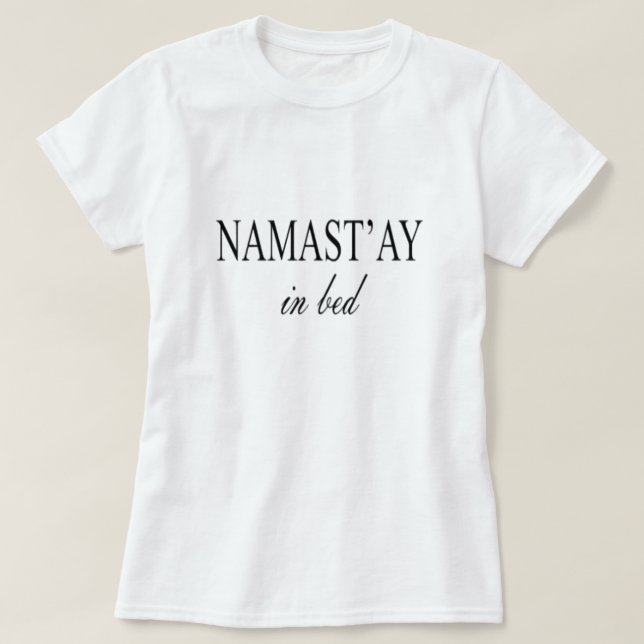 CAMISETA NAMASTAY NA CAMA (Frente do Design)