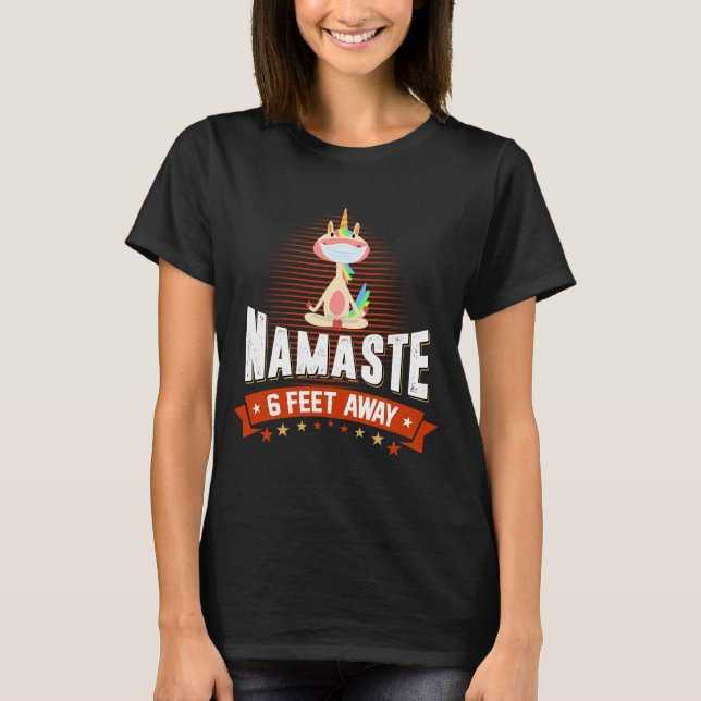 Camiseta Namaste 6 pés de distância Engraçado Unicorn Yoga  (Frente)