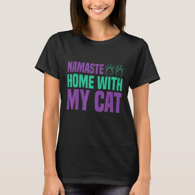 Camiseta Namaste Casa Com Meu Gato (Frente)
