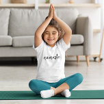 Camiseta Namaste | Meditação Espiritual Moderna Crianças Io<br><div class="desc">Simples, na moda, "namaste" cita design de arte na moderna tipografia de escrita manuscrita minimalista. O slogan pode ser facilmente personalizado com suas próprias palavras para um presente perfeito para um coelhinho de yoga ou amante de pilates! Namasté significa literalmente "cumprimentos a você". Nos Vedas, a namasta ocorre principalmente como...</div>