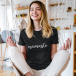 Camiseta Namastê | Meditação Negra Moderna Ioga Espiritual<br><div class="desc">Simples, na moda, "namaste" cita design de arte na moderna tipografia de escrita manuscrita minimalista. O slogan pode ser facilmente personalizado com suas próprias palavras para um presente perfeito para um coelhinho de yoga ou amante de pilates! Namasté significa literalmente "cumprimentos a você". Nos Vedas, a namasta ocorre principalmente como...</div>