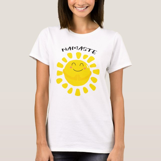 Camiseta Namaste Sol Sorridente Com Mãos Rezando (Frente)