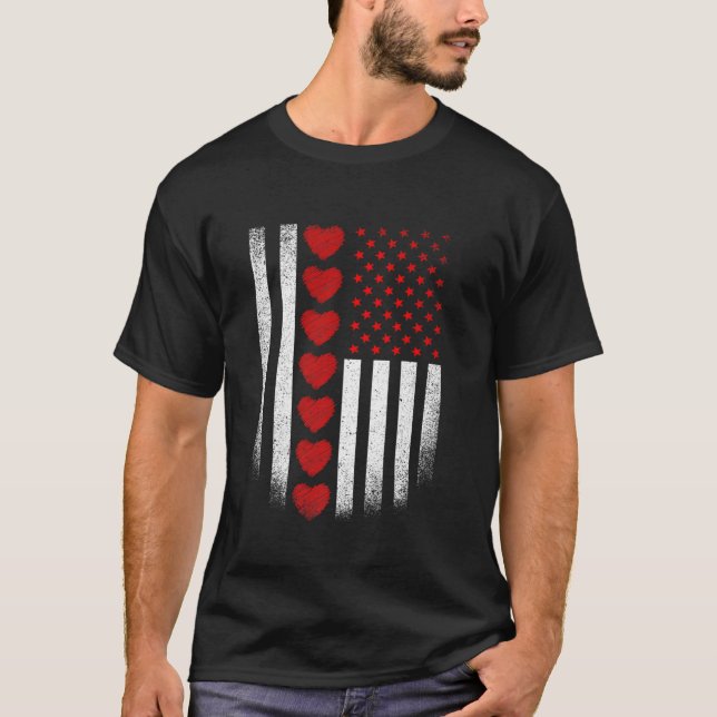 Camiseta Namorados Day American Flag Red Hearts US Patrio (Frente)