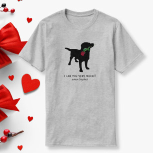 Camiseta Namorados Preto Cachorro segurando Rosa vermelha