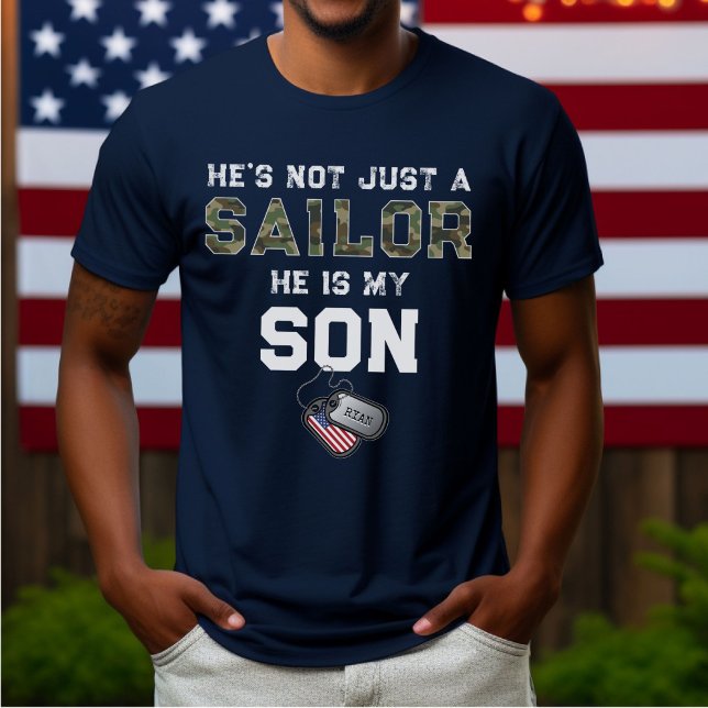 Camiseta Não Apenas Um Marinheiro, O Meu Filho, Marinho Mil (Proud Navy Dad my son US flag dog tags custom name basic training Sailor graduation party navy shirt)