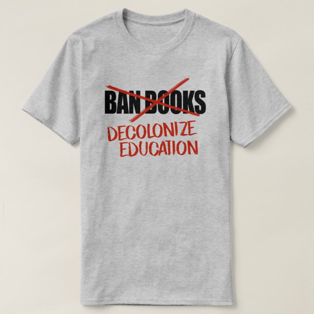 Camiseta Não banir livros para descolonizar a educação (Frente do Design)