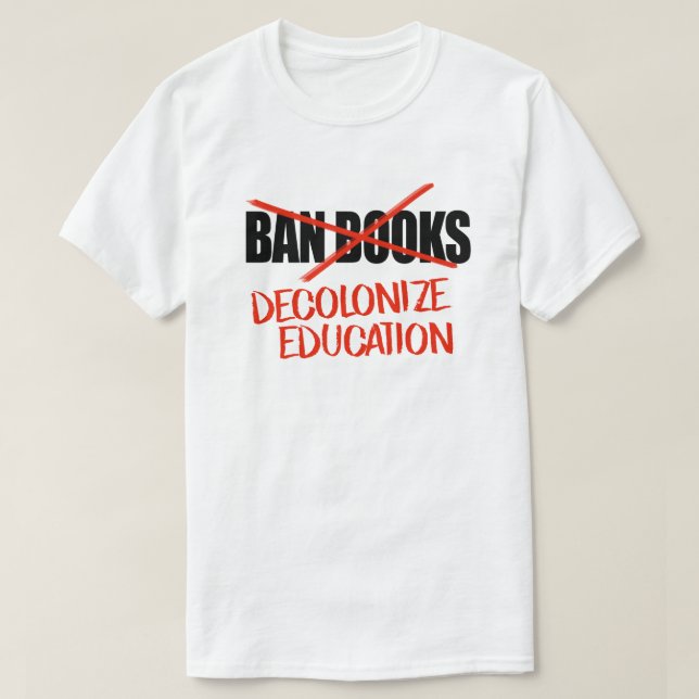 Camiseta Não banir livros para descolonizar a educação (Frente do Design)