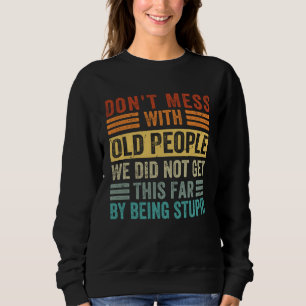 Camiseta Não Brinque Com Pessoas Idosas Não Chegamos Até Aq