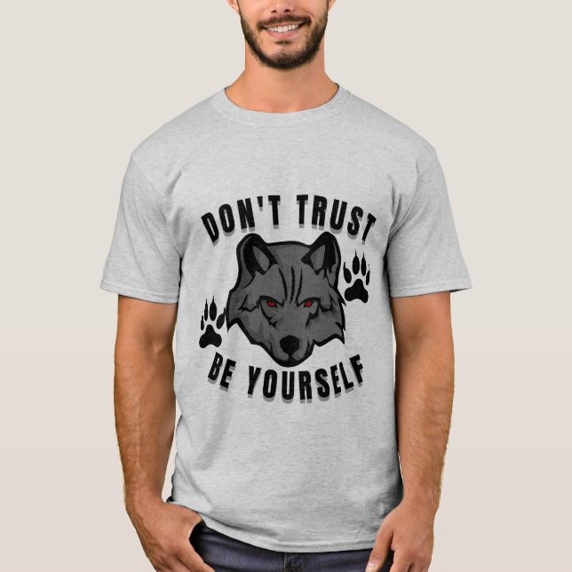 Camiseta Não Confie Seja Você Mesmo Design de Lobo (Frente)