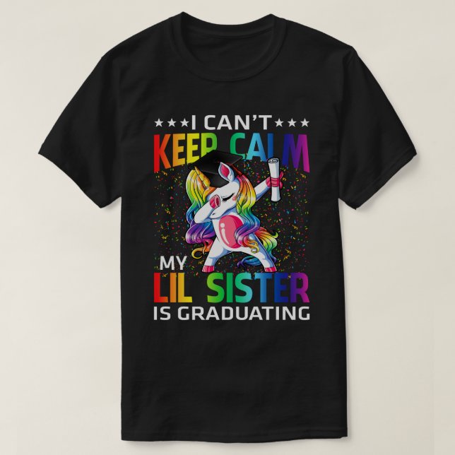 Camiseta Não consigo ficar calma, minha irmã de LIl está se (Frente do Design)