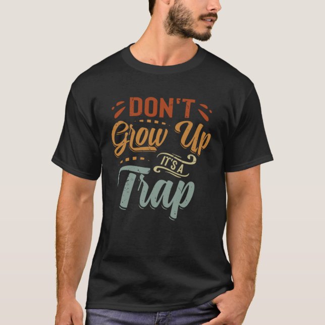 Camiseta Não cresça - É uma armadilha - Engraçado dizer cit (Frente)