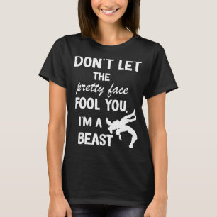 Camiseta Não deixe a cara bonito enganar as garotas lutas