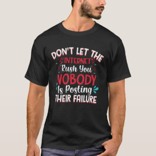 Camiseta Não Deixe A Internet Apressá-Lo Ninguém Está Posta