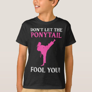 Camiseta Não Deixe a Trança Enganar Você Lutadora de Karatê