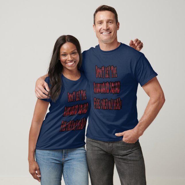 Camiseta Não Deixe que a Equipe Desajeitada Disparar Acima  (Unissex)