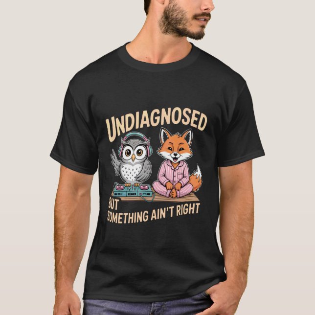 Camiseta Não Diagnosticado Mas Algo Não Está Bem 1 (Frente)