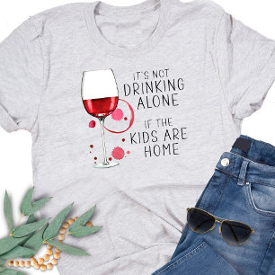 Camiseta "Não é Beber Sozinho se as Crianças Estão em Casa"