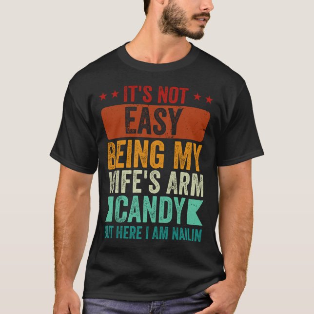 Camiseta Não é fácil ser doce de braço da minha esposa, mas (Frente)