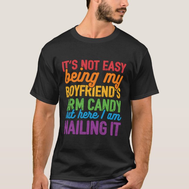 Camiseta Não É Fácil Ser Meu Namorado Arm Candy - Gay (Frente)